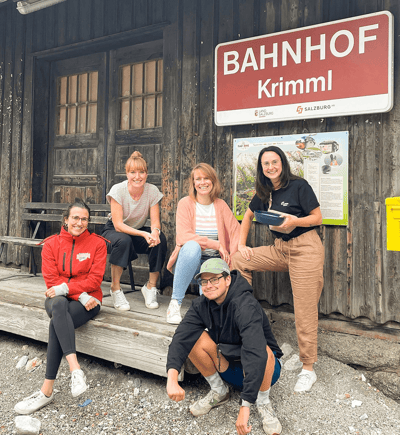 Sarah, Lena, Silke, Rosa und Jannik am Bahnhof Krimml