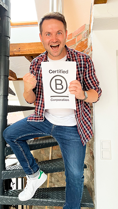 Lennart freut sich über die B Corp Zertifizierung von Crafting Future